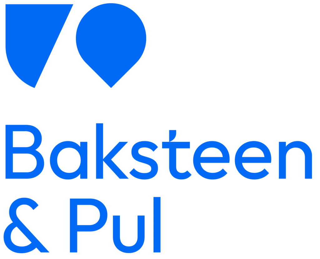 Logo in blauwe letters op witte ondergrond van Baksteen en Pul